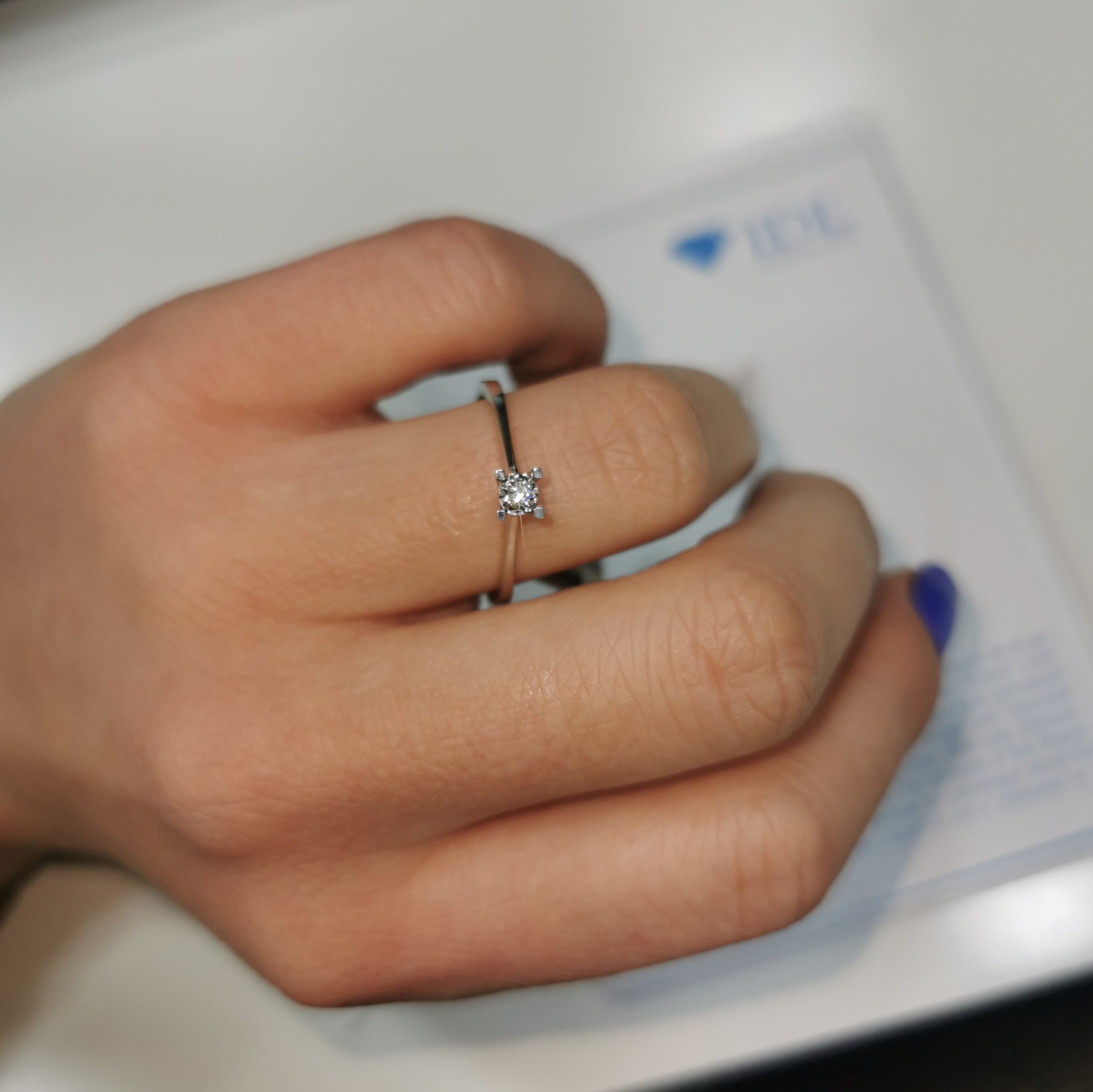 Класически годежен пръстен с диамант 0.03ct. и лазерно фасетирано злато. Уникален модел пръстен, който съчетава добра визия и достъпна цена на годежен пръстен с диамант!